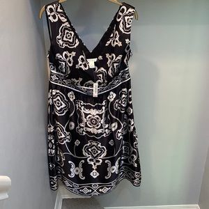 Beautiful black and white sleeveless ‘White House/Black Market’ dress